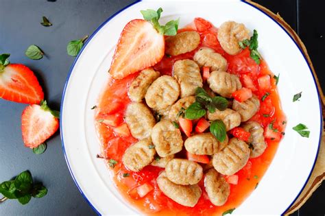 Galuschki - Gnocchi vegan mit Erdbeersoße | veganuschka.de