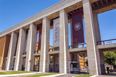 Entrada Principal De La Universidad De Sapienza De Roma Foto De Archivo