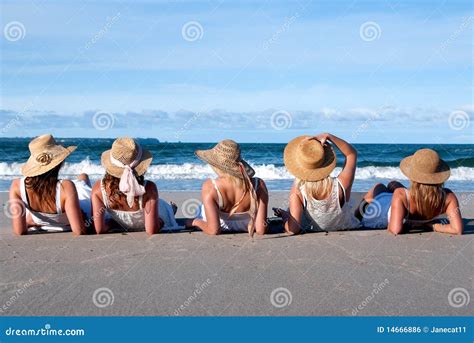 Filles De Plage Photo Stock Image Du Groupe Filles 14666886