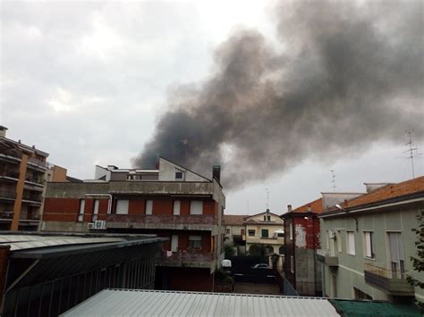 Incendio Ex Snia Varedo La Colonna Di Fumo Nera Visibile Da Limbiate