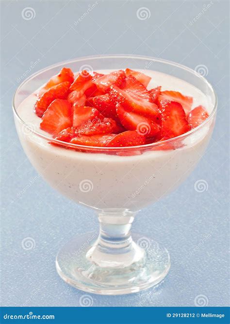 Nachtisch Mascarpone Sahne Mit Erdbeeren Stockfoto Bild Von Milch