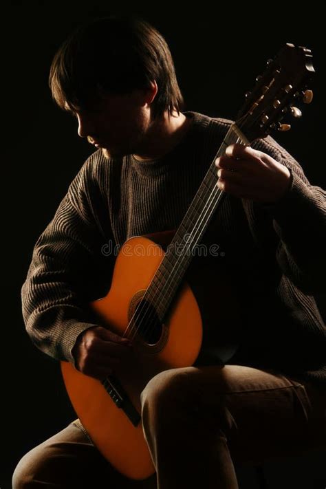 Hombre Que Juega Al Guitarrista De La Obra Cl Sica De La Guitarra