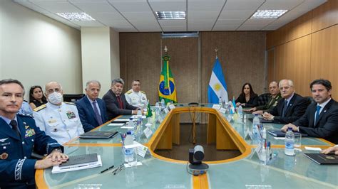 Ministros da Defesa do Brasil e Argentina discutem cooperação bilateral