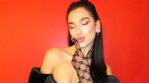 Dua Lipa Gracias A Estos Detalles Especiales Su Vestido De Terciopelo