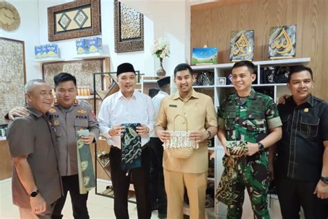 Foto Ketua Dprd Banjarbaru Promosikan Produk Umkm Di Gedung Dewan