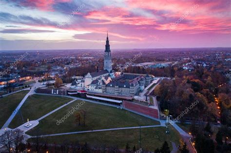 Vista aérea nocturna del dron sobre el monasterio de Czestochowa y