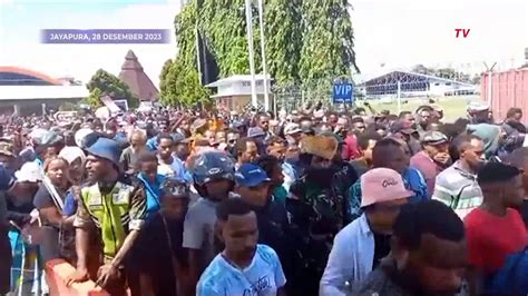 Tiba Di Papua Jenazah Lukas Enembe Diarak Warga Jalan Kaki Ke Stakin