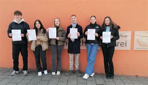 Schülerinnen und Schüler bestehen französisches Sprachdiplom DELF