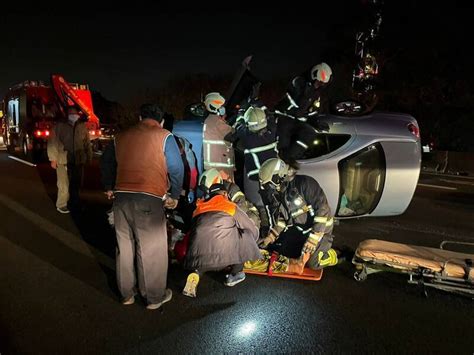 救命啊！國1彰化段2車追撞翻覆 她夾車內打電話求救 自由電子報 Line Today