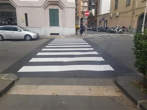 Salerno Strisce Pedonali Rifatte Ma Asfalto Disconnesso Pericolo Su