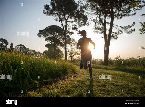 Fille Qui Court Dans Un Parc Banque De Photographies Et Dimages