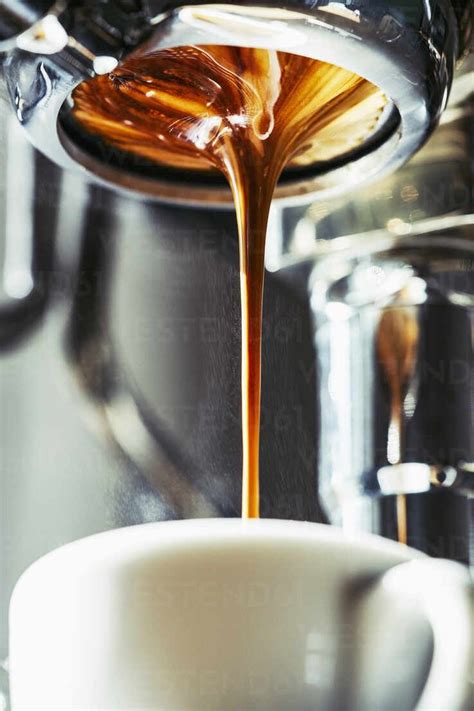 Close Up Espresso Dripping Into Coffee Cup Lizenzfreies Stockfoto