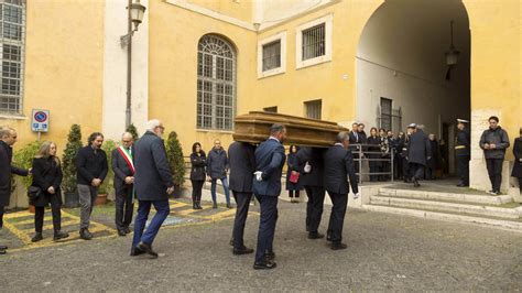 Maurizio Costanzo Maria De Filippi E Il Figlio Alla Camera Ardente Da