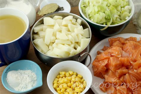 Рецепт чаудера из лосося с вкусным ароматом бекона. Густой, сливочный суп