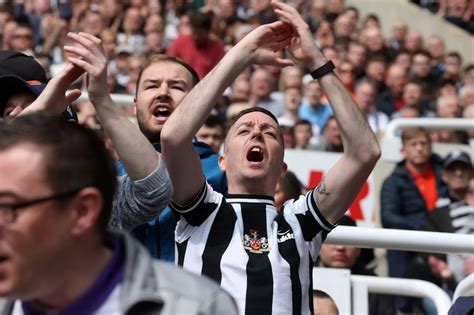 Newcastle 2 1 Arsenal Fan Gallery Toon Army Turn Out In Force At St