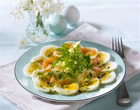 Eiercarpaccio mit Dillvinaigrette und geräuchertem Lachs auf Salat