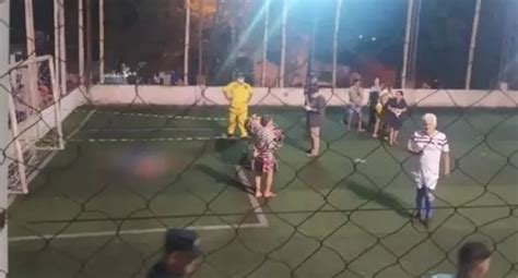 Vídeo Criança morre ao ser atingida na cabeça por trave de gol A