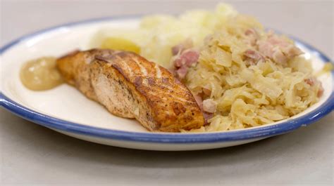 Zalm Met Zuurkool En Gekookte Aardappelen Dagelijkse Kost