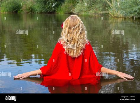 Blonde Lange Haare Von Hinten In Wasser Fotos Und Bildmaterial In Hoher Auflösung Alamy