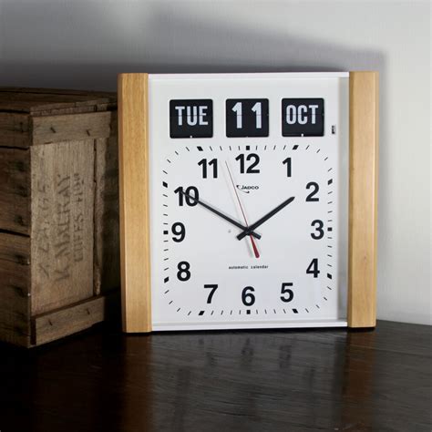 Woodgrain Automatic Calendar Clock Jadco Time