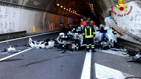 Scontro Tra Auto E Camion In Autostrada Nel Messinese Morto Un