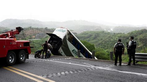 Mexico bus crash death toll rises to 18