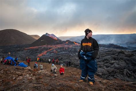 Turista Em Erupção Vulcânica Na Islândia Imagem Editorial Imagem de