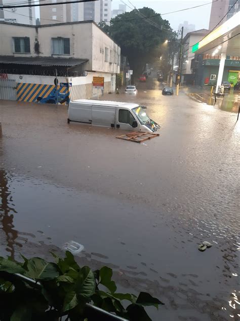 Chuva intensa provoca bloqueio de ruas e alagamentos em vários pontos