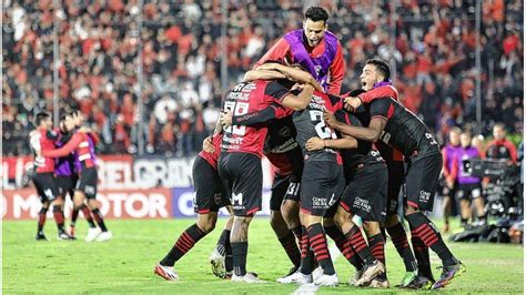 Newells sacó un agónico triunfo ante Santos y es puntero