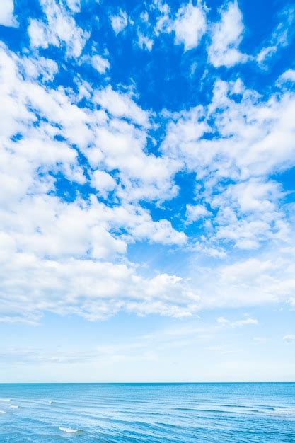 Weiße wolken am blauen himmel und meer Kostenlose Foto