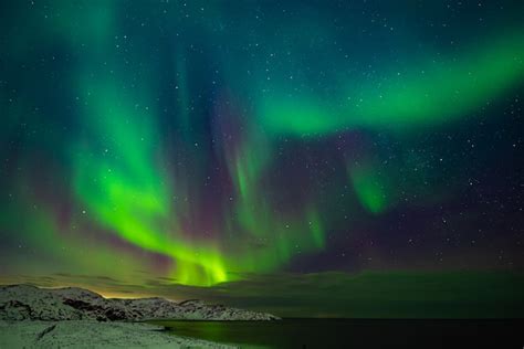 Aurora Boreal Aurora Borealis En El Cielo Sobre El Mar De Barents