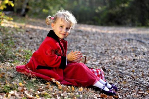 Weinig Blonde Meisjes Rode Laag Stock Afbeelding Image Of Mooi Dromerig