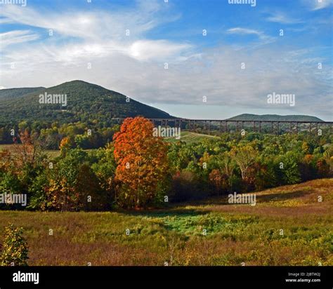 The Moodna Viaduct In Autumn Stock Photo Alamy