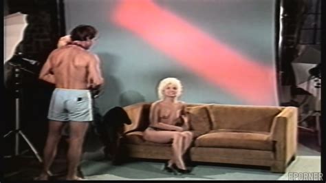 Two Housewifes Know Hot To Play Nina Hartley