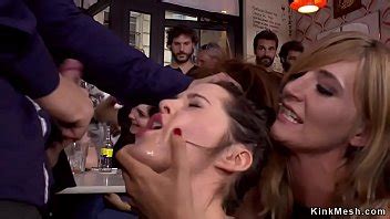 La señora hizo babe A la mierda en público bar XVIDEOS