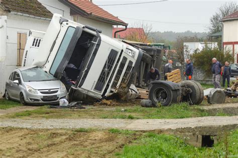 Video Kamion Sletio S Ceste I Zabio Se U Ku U Prigorski Hr