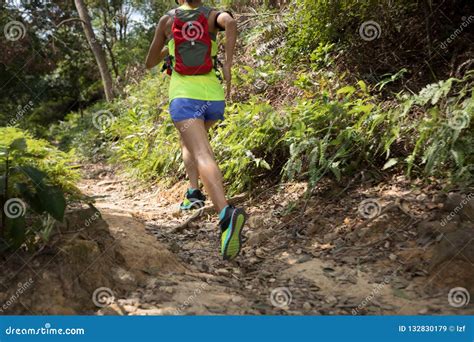 Corredor Del Rastro De La Mujer Que Corre En Rastro Tropical Del Bosque