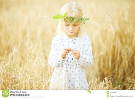 Petite Fille Blonde Dans Le Domaine Photo stock Image du heureux extérieur