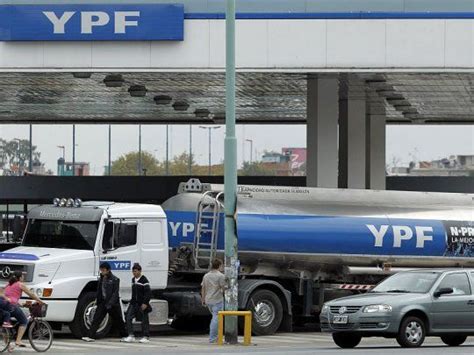 YPF se alineó al pedido oficial y aumentó las naftas un 4 5