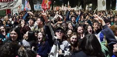 Alumnos Y Docentes Marcharon Desde El Mariano Acosta Hacia La Jefatura