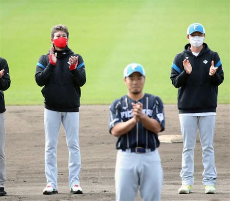 キャンプを打ち上げ、近藤選手会長（中央）の音頭で手締めを行った新庄監督（左）、上沢（撮影・西川 祐介） ― スポニチ Sponichi Annex 野球