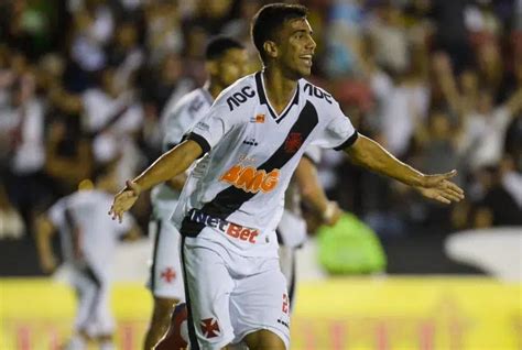 Tiago Reis cai nas graças da torcida e vira ameaça a Maxi López