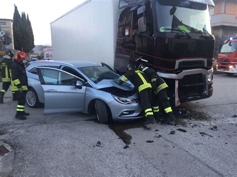 Certa Stampa Foto Grave Incidente Stradale A Mosciano Auto Rimane