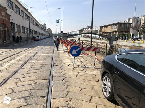 Milano San Cristoforo Si Rotto L Argine Del Naviglio Urbanfile