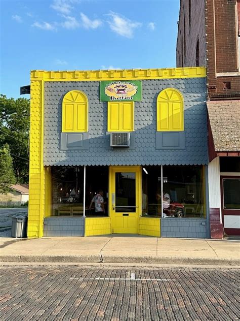 Hispanic Shops Breathing New Life Into Arcolas Downtown The County