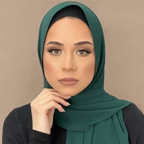 10 Warna Jilbab Yang Cocok Untuk Gamis Hitam Muslimah Wajib Tahu