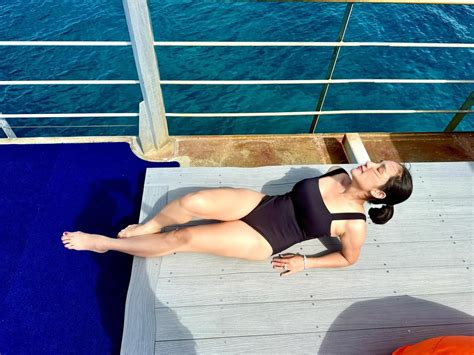 Cát Tường khoe body cực gắt với bikini tự tin tạo dáng giống ái nữ