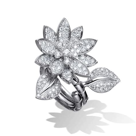 Bague Entre Les Doigts Lotus Or Blanc Diamants Van Cleef And Arpels