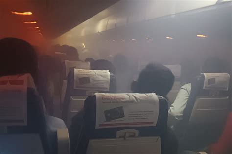 rauch und panik im flugzeug passagiere bekommen bis zur notlandung