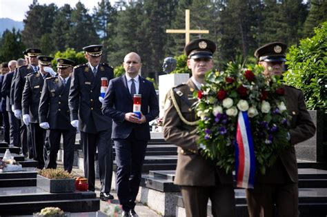 Odana Po Ast I Gojku U Ku Ministar Anu I Na Mirogoju Polo Io Vijence